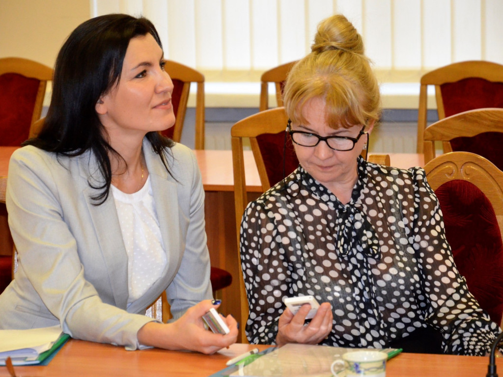 Nowo wybrani radni Rady Powiatu odebrali zaświadczenia