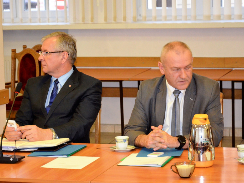 Nowo wybrani radni Rady Powiatu odebrali zaświadczenia