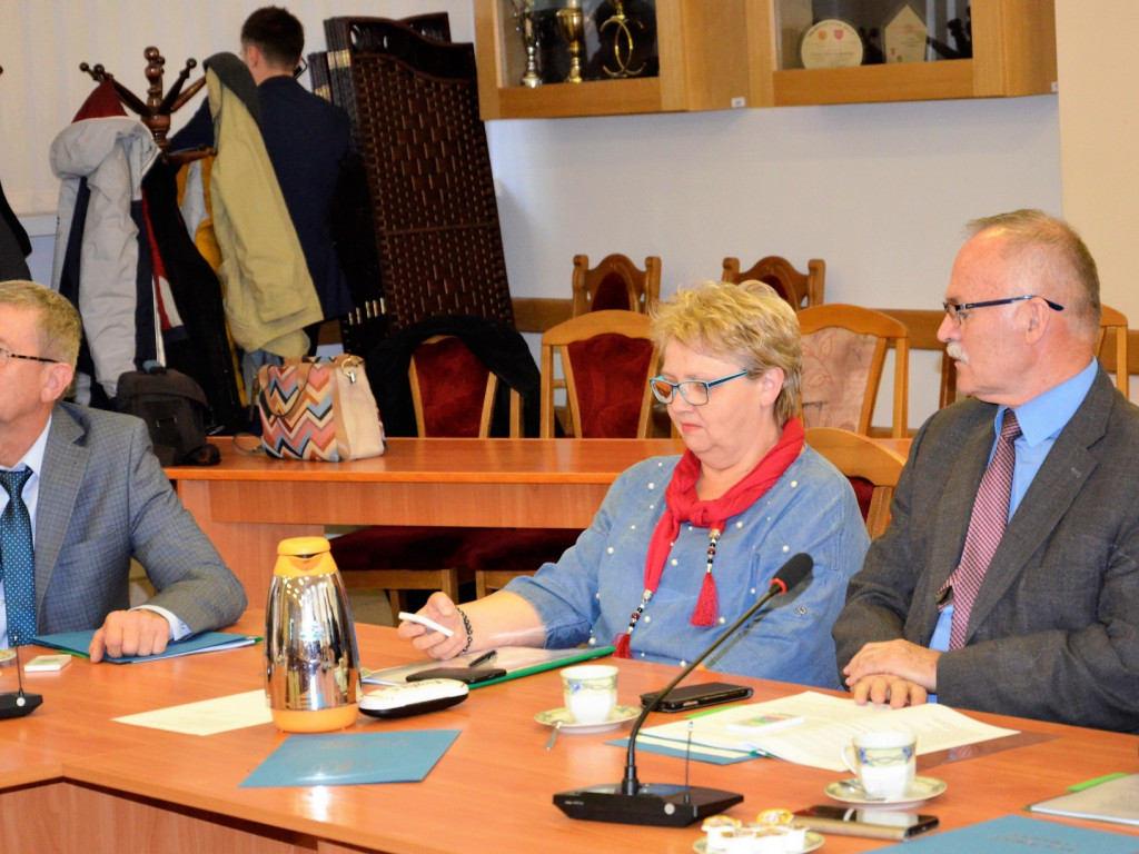 Nowo wybrani radni Rady Powiatu odebrali zaświadczenia