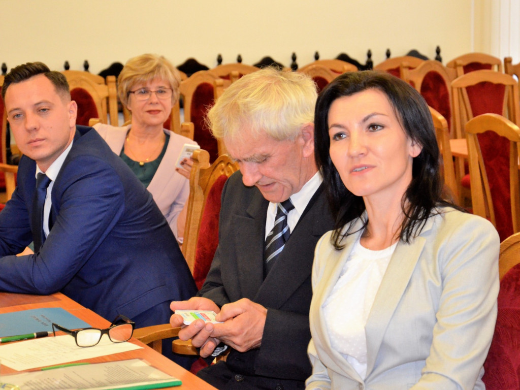 Nowo wybrani radni Rady Powiatu odebrali zaświadczenia