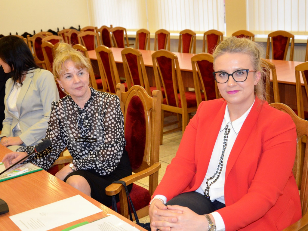Nowo wybrani radni Rady Powiatu odebrali zaświadczenia