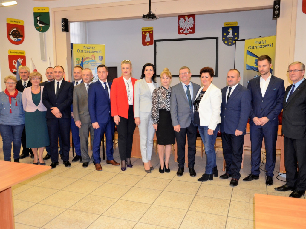 Nowo wybrani radni Rady Powiatu odebrali zaświadczenia