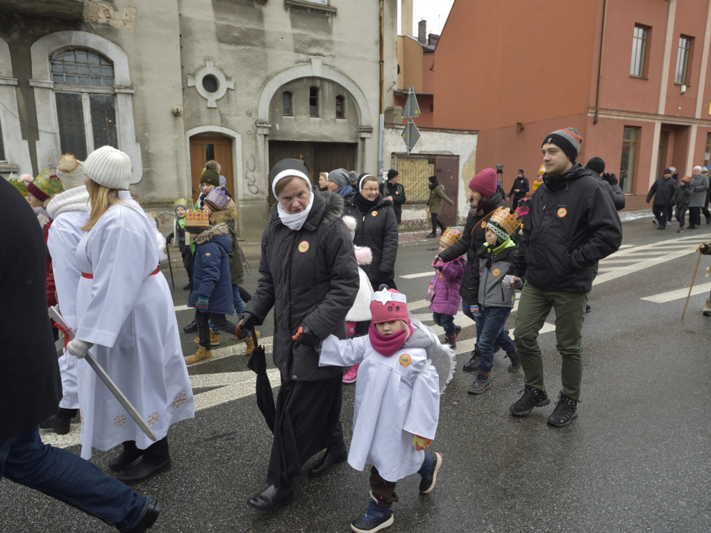 Ulicami Ostrzeszowa przeszedł Orszak Trzech Króli (fotoreportaż Grzegorza Kosmali)
