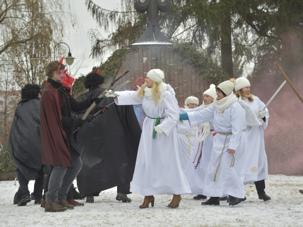 Ulicami Ostrzeszowa przeszedł Orszak Trzech Króli (fotoreportaż Grzegorza Kosmali)