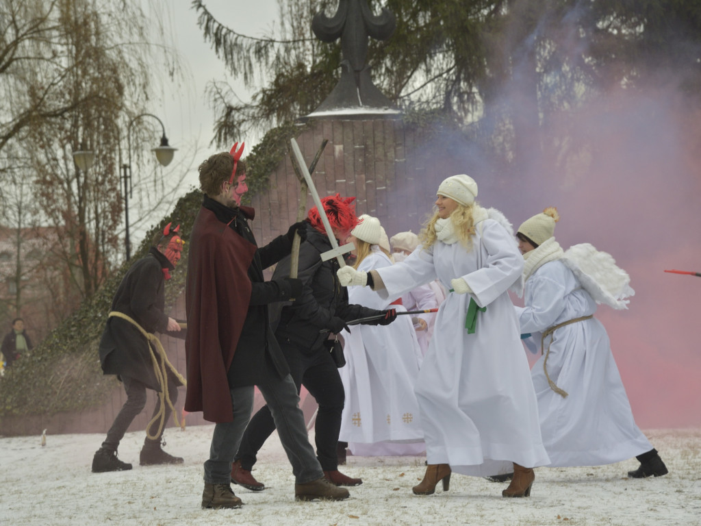 Ulicami Ostrzeszowa przeszedł Orszak Trzech Króli (fotoreportaż Grzegorza Kosmali)