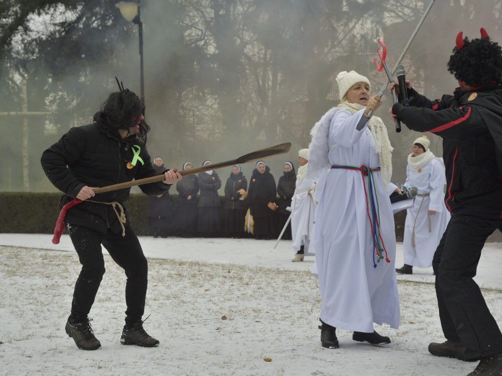 Ulicami Ostrzeszowa przeszedł Orszak Trzech Króli (fotoreportaż Grzegorza Kosmali)