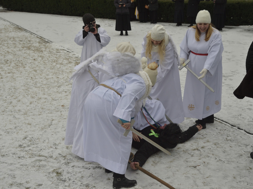 Ulicami Ostrzeszowa przeszedł Orszak Trzech Króli (fotoreportaż Grzegorza Kosmali)