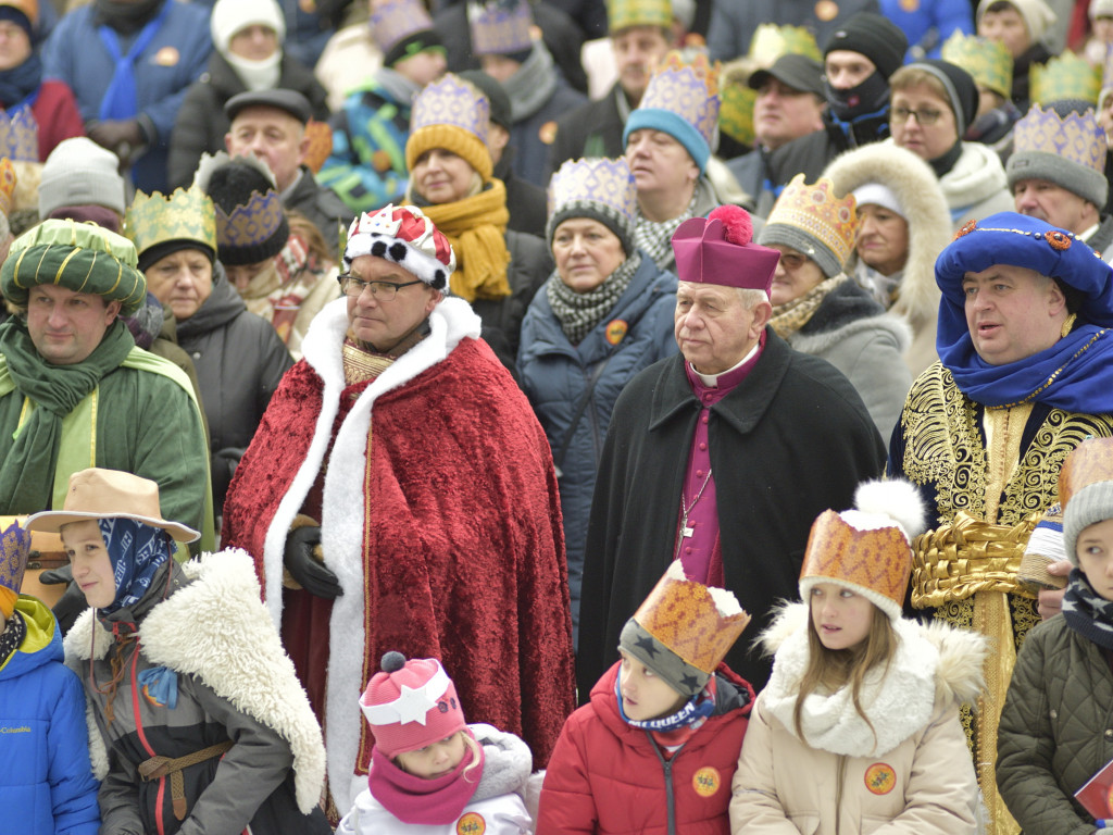 Ulicami Ostrzeszowa przeszedł Orszak Trzech Króli (fotoreportaż Grzegorza Kosmali)