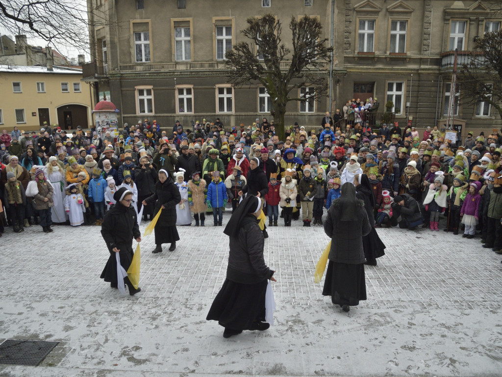 Ulicami Ostrzeszowa przeszedł Orszak Trzech Króli (fotoreportaż Grzegorza Kosmali)