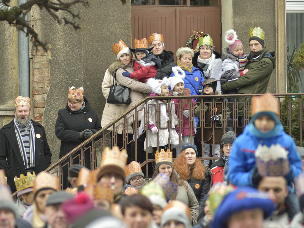 Ulicami Ostrzeszowa przeszedł Orszak Trzech Króli (fotoreportaż Grzegorza Kosmali)