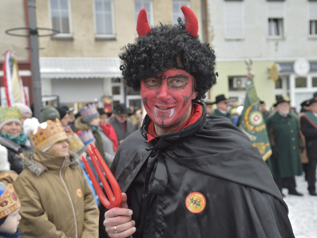 Ulicami Ostrzeszowa przeszedł Orszak Trzech Króli (fotoreportaż Grzegorza Kosmali)