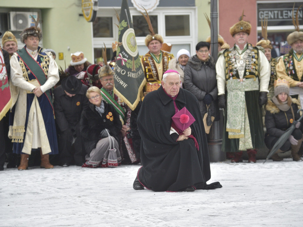 Ulicami Ostrzeszowa przeszedł Orszak Trzech Króli (fotoreportaż Grzegorza Kosmali)