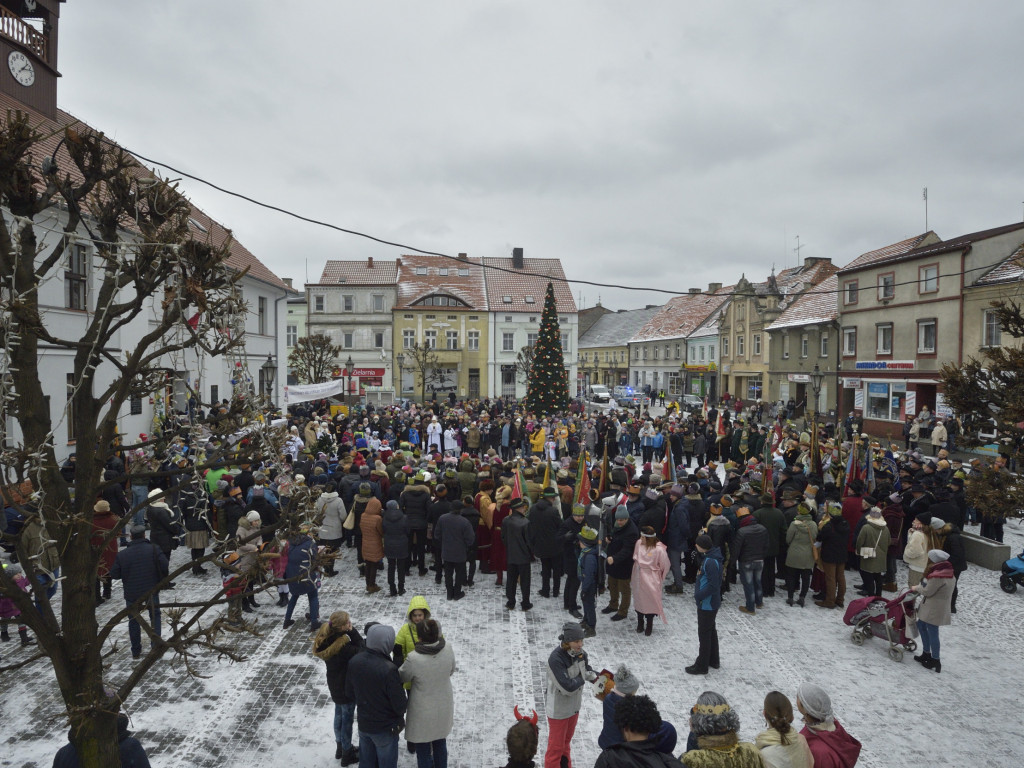 Ulicami Ostrzeszowa przeszedł Orszak Trzech Króli (fotoreportaż Grzegorza Kosmali)