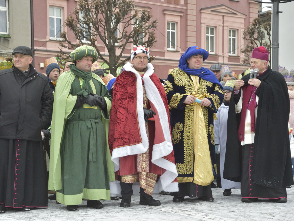 Ulicami Ostrzeszowa przeszedł Orszak Trzech Króli (fotoreportaż Grzegorza Kosmali)