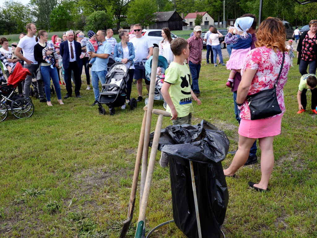 KRASZEWICE: Rodzice najmłodszych mieszkańców gminy posadzili klony