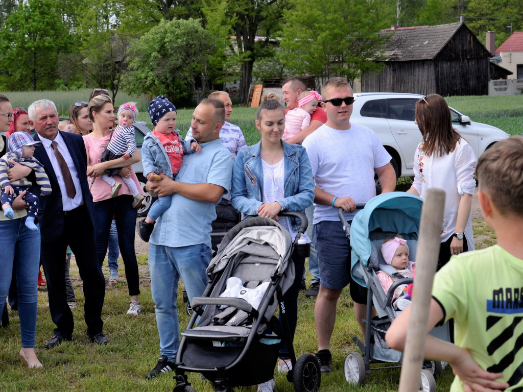 KRASZEWICE: Rodzice najmłodszych mieszkańców gminy posadzili klony