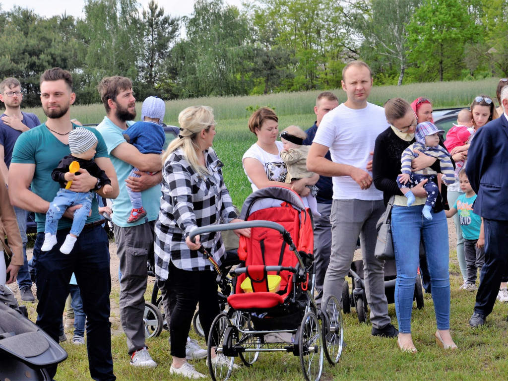 KRASZEWICE: Rodzice najmłodszych mieszkańców gminy posadzili klony