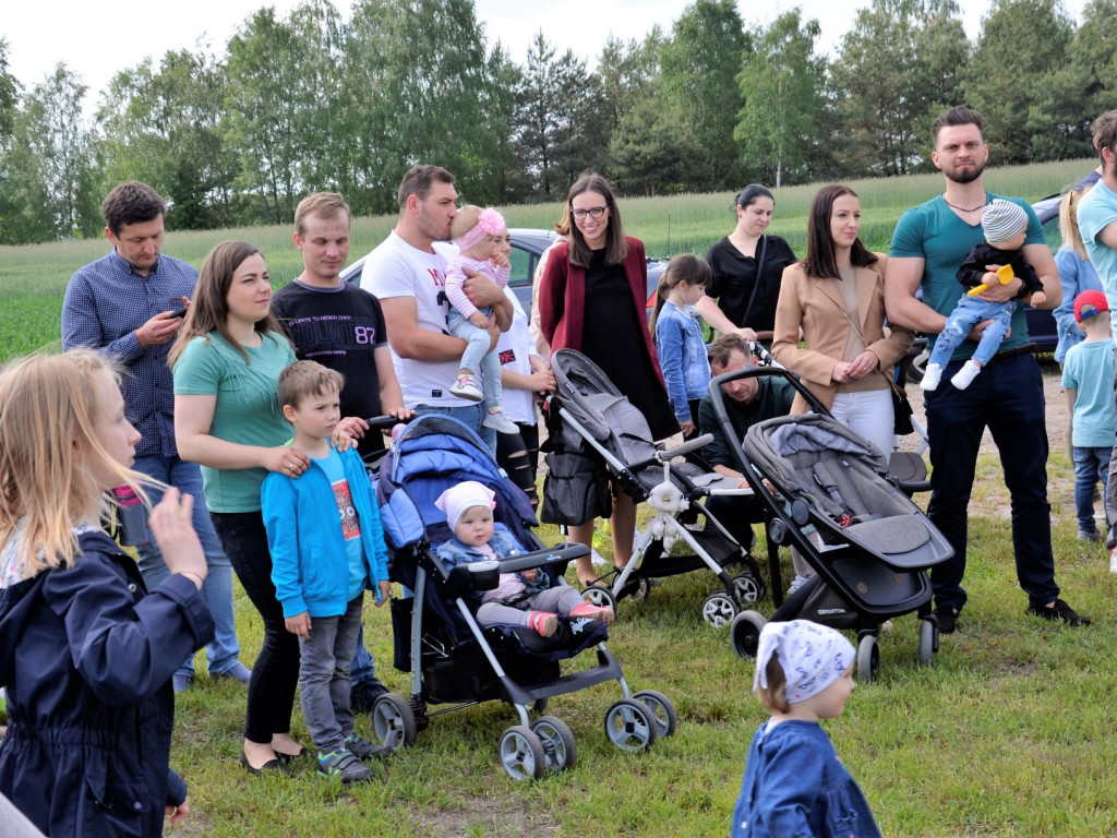 KRASZEWICE: Rodzice najmłodszych mieszkańców gminy posadzili klony