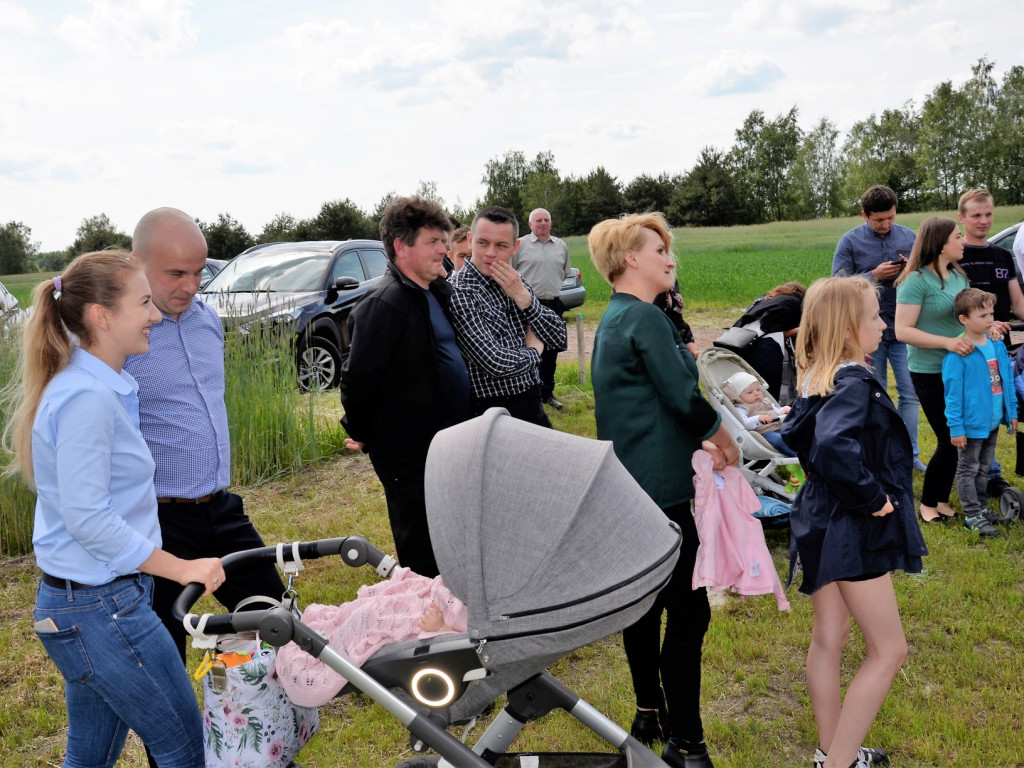 KRASZEWICE: Rodzice najmłodszych mieszkańców gminy posadzili klony