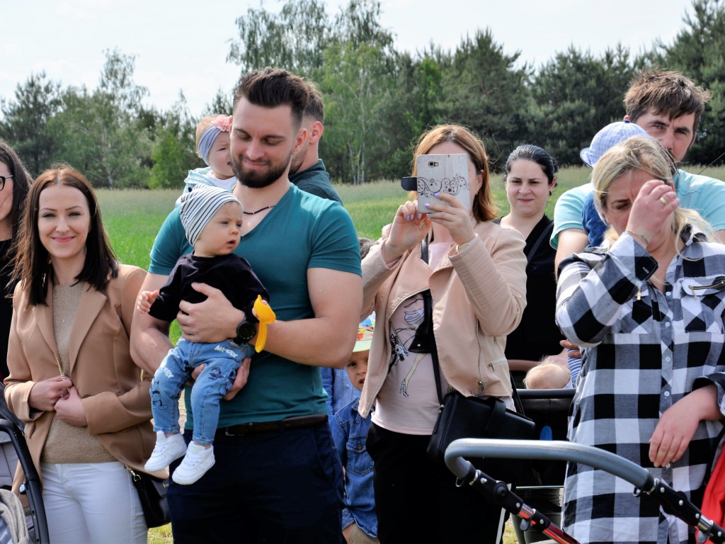 KRASZEWICE: Rodzice najmłodszych mieszkańców gminy posadzili klony