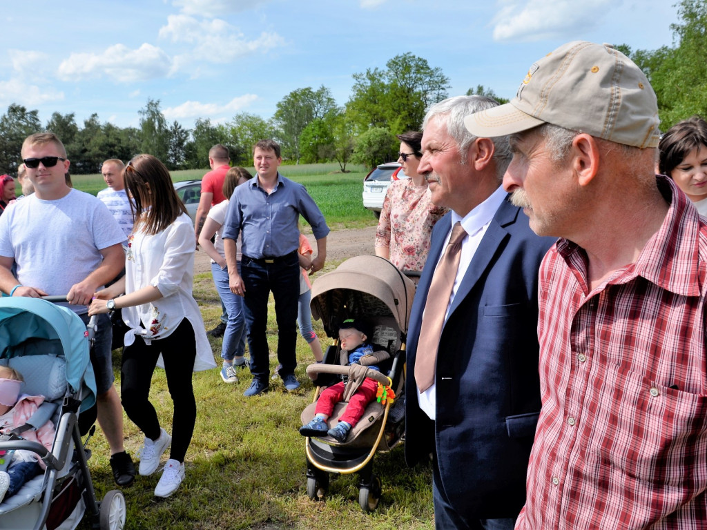 KRASZEWICE: Rodzice najmłodszych mieszkańców gminy posadzili klony