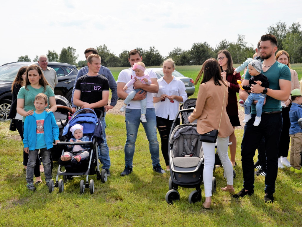 KRASZEWICE: Rodzice najmłodszych mieszkańców gminy posadzili klony