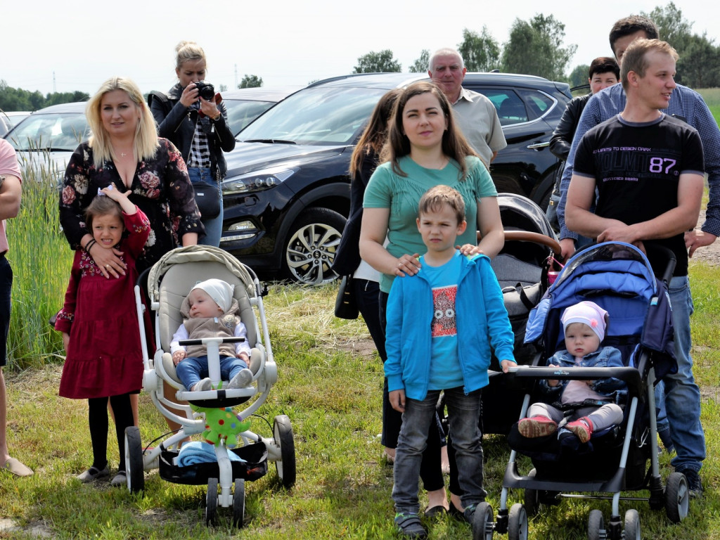 KRASZEWICE: Rodzice najmłodszych mieszkańców gminy posadzili klony