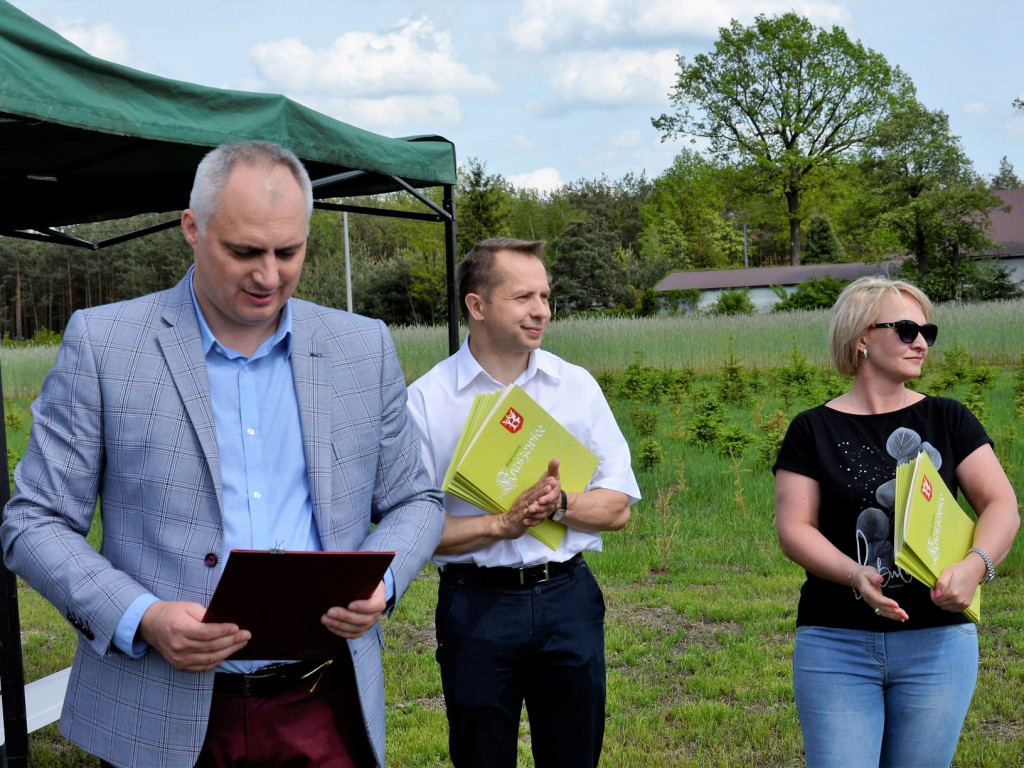 KRASZEWICE: Rodzice najmłodszych mieszkańców gminy posadzili klony