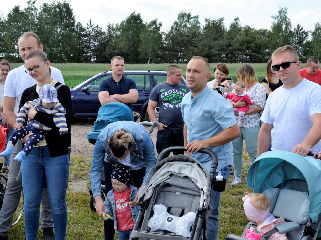 KRASZEWICE: Rodzice najmłodszych mieszkańców gminy posadzili klony