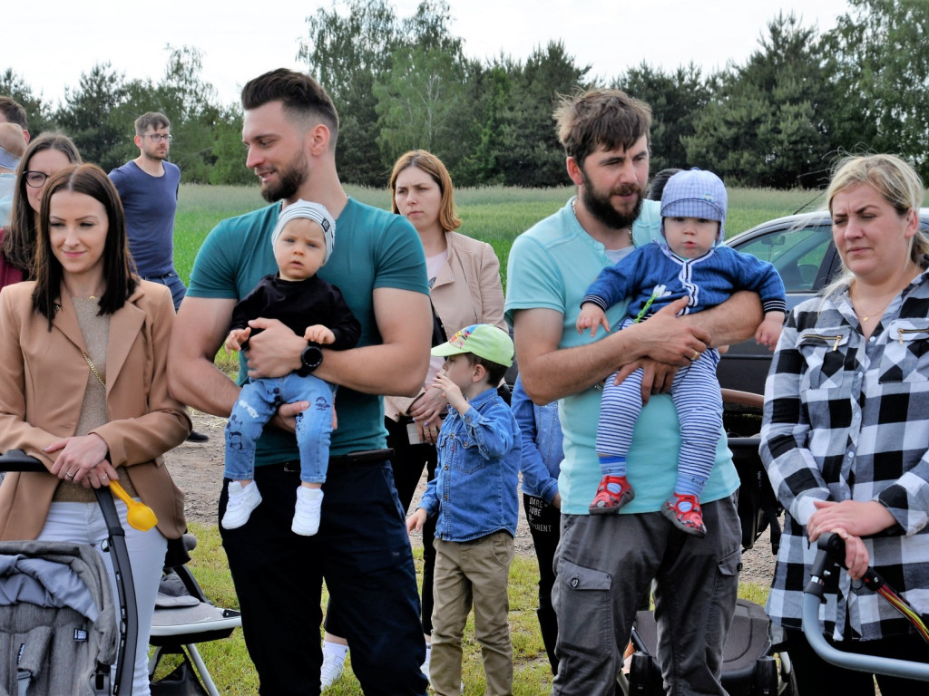 KRASZEWICE: Rodzice najmłodszych mieszkańców gminy posadzili klony