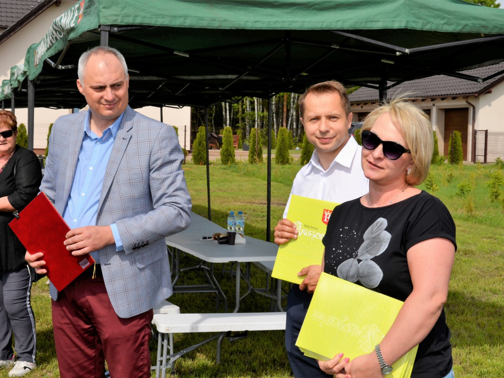 KRASZEWICE: Rodzice najmłodszych mieszkańców gminy posadzili klony