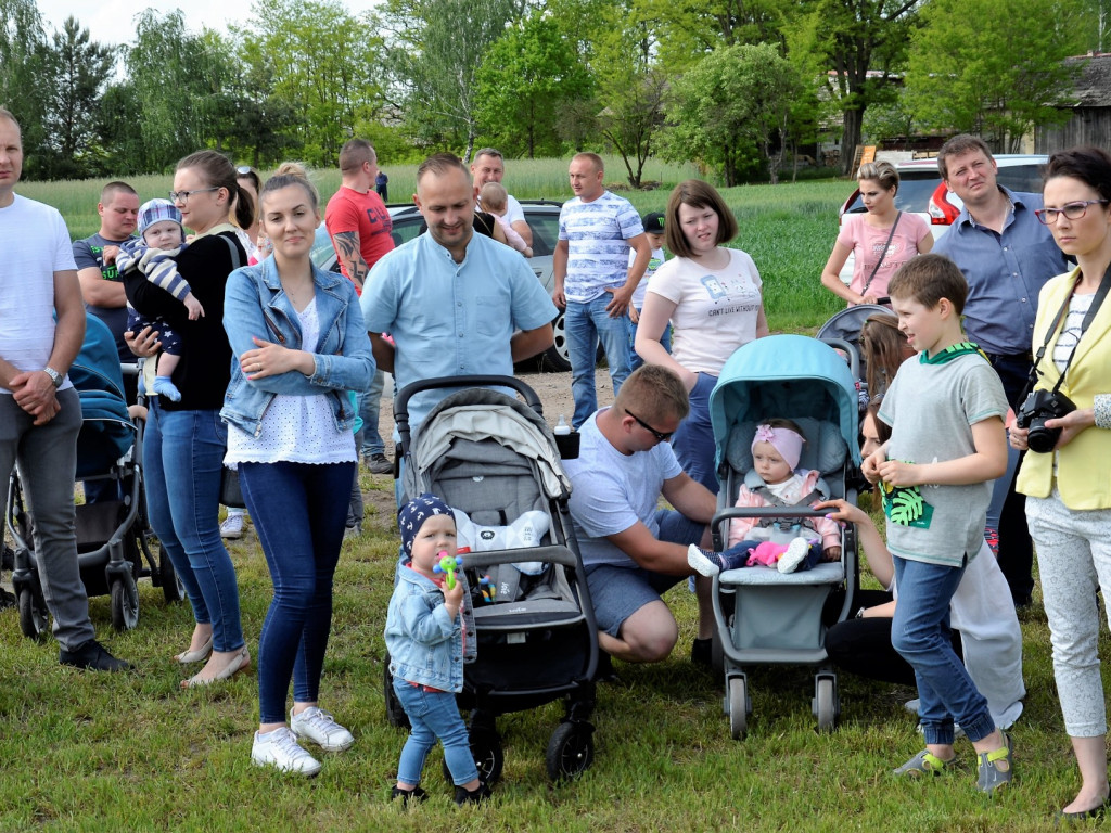 KRASZEWICE: Rodzice najmłodszych mieszkańców gminy posadzili klony