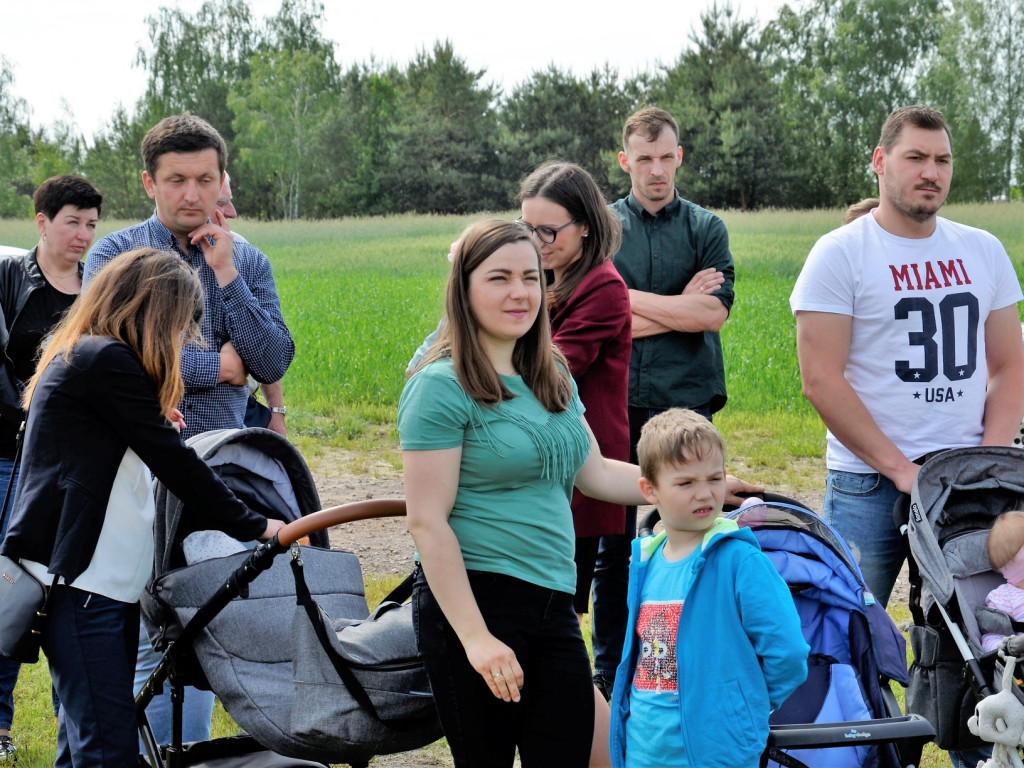 KRASZEWICE: Rodzice najmłodszych mieszkańców gminy posadzili klony