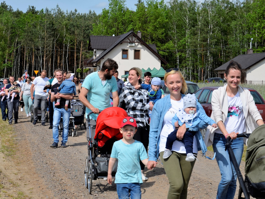KRASZEWICE: Rodzice najmłodszych mieszkańców gminy posadzili klony