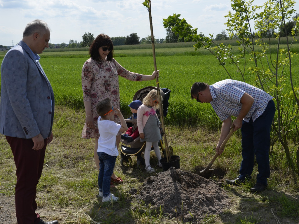 KRASZEWICE: Rodzice najmłodszych mieszkańców gminy posadzili klony