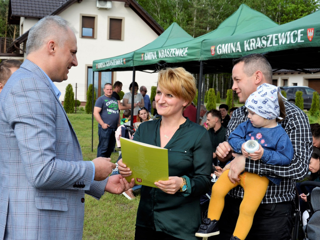 KRASZEWICE: Rodzice najmłodszych mieszkańców gminy posadzili klony