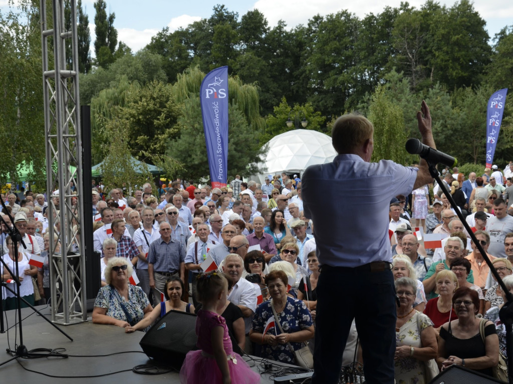 Państwo musi być z obywatelami - mówił w Ostrzeszowie premier Mateusz Morawiecki