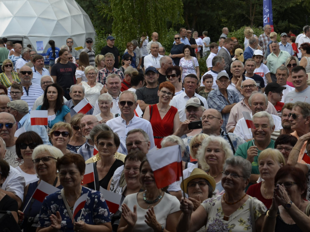 Państwo musi być z obywatelami - mówił w Ostrzeszowie premier Mateusz Morawiecki