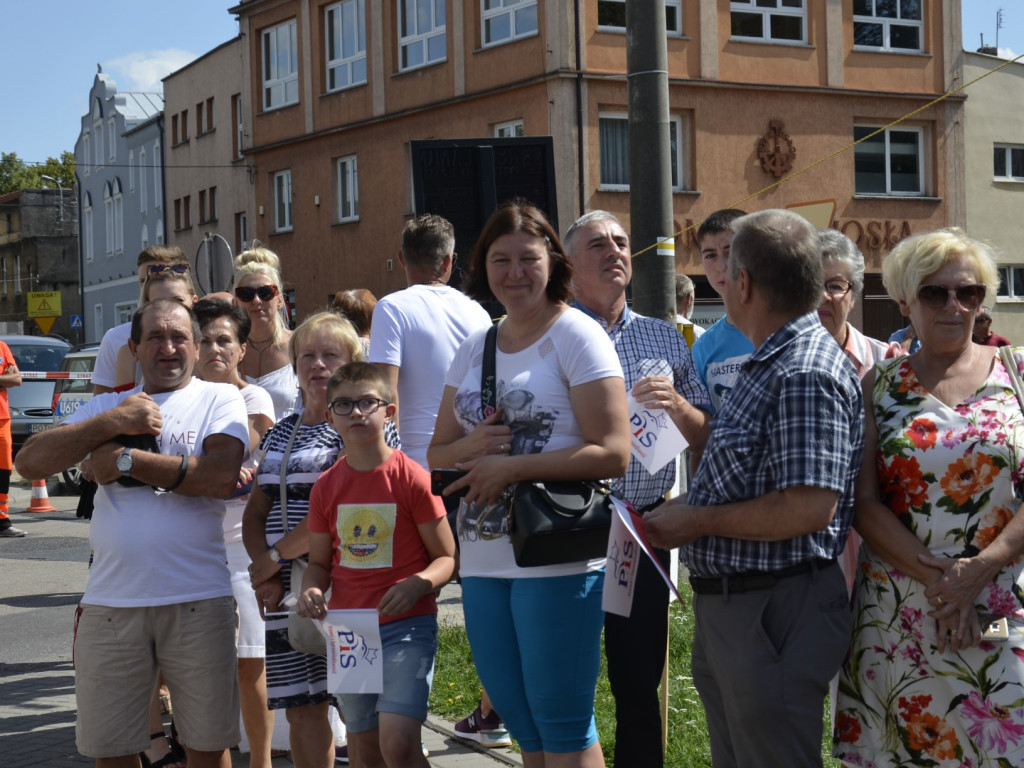 Państwo musi być z obywatelami - mówił w Ostrzeszowie premier Mateusz Morawiecki