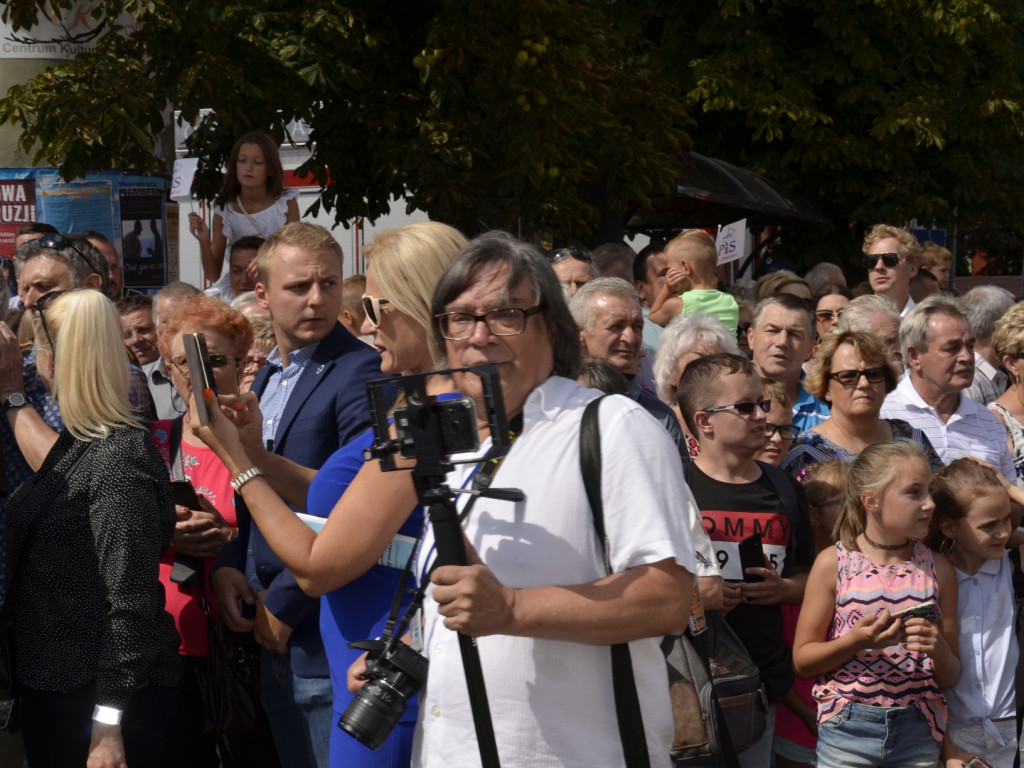 Państwo musi być z obywatelami - mówił w Ostrzeszowie premier Mateusz Morawiecki