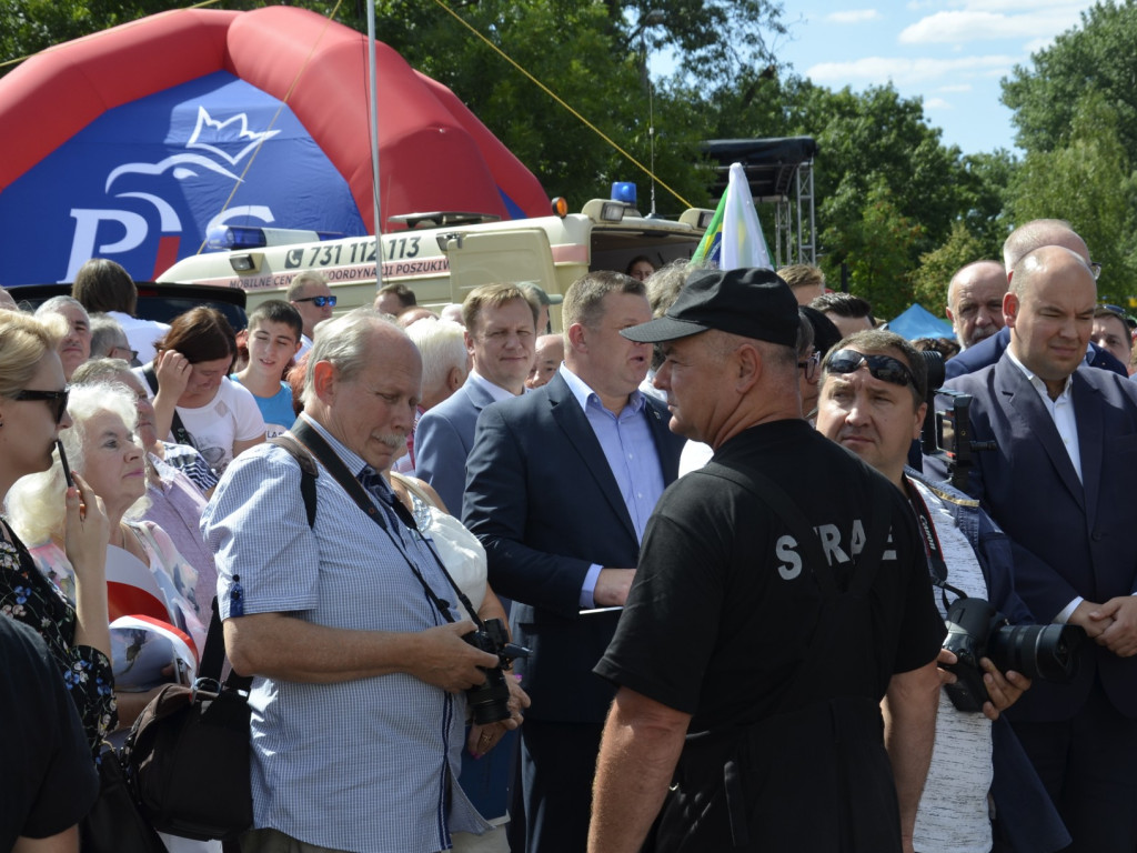 Państwo musi być z obywatelami - mówił w Ostrzeszowie premier Mateusz Morawiecki