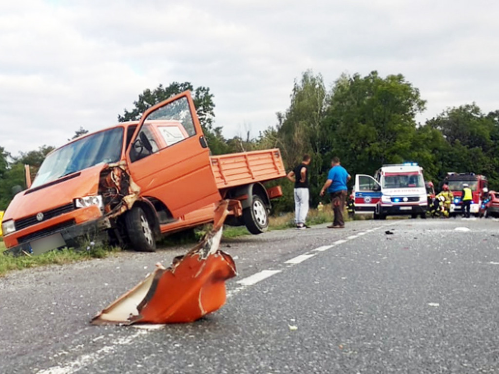 Zderzenie trzech aut na krajowej ,,jedenastce``