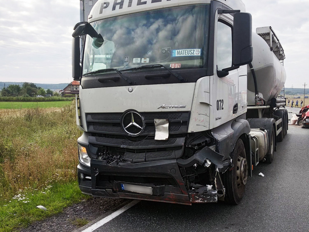 Zderzenie trzech aut na krajowej ,,jedenastce``