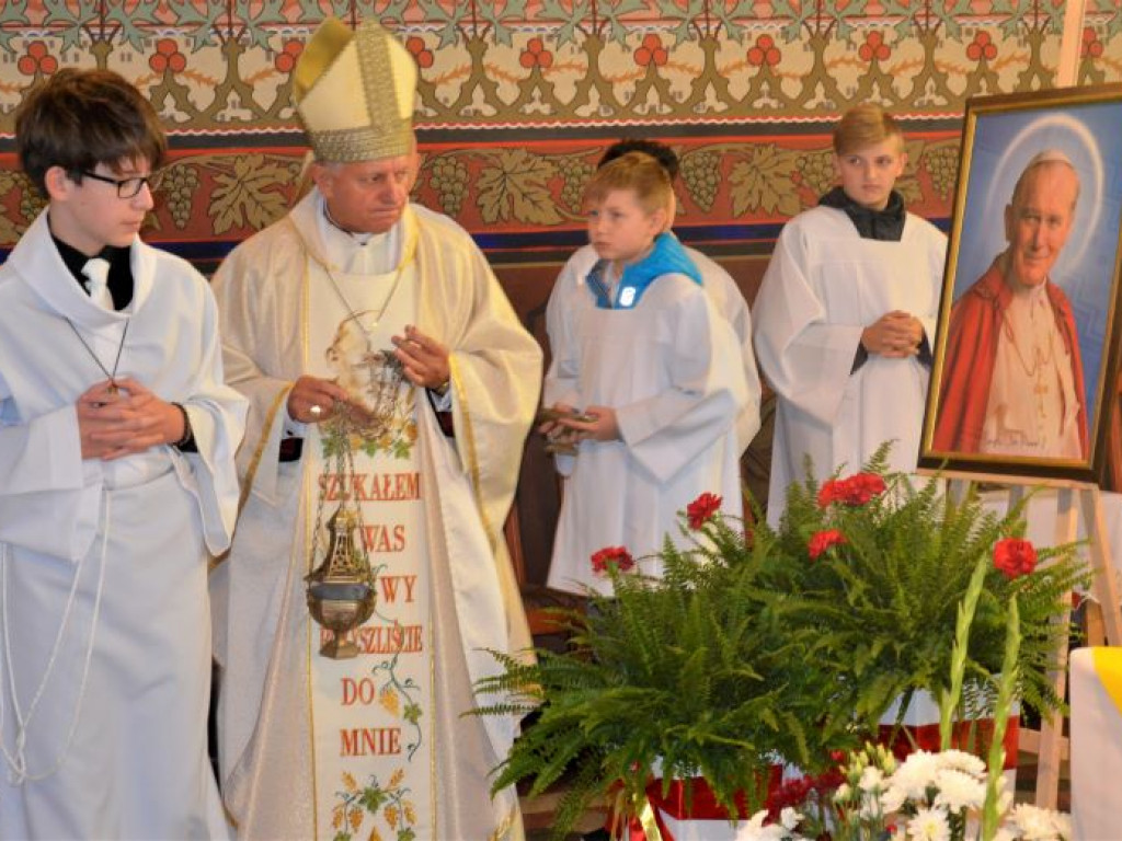 KRASZEWICE: Intronizacja relikwii św. Jana Pawła II
