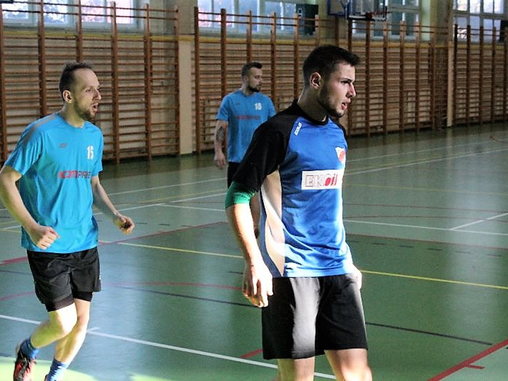 Pelikan bryluje w kraszewickiej hali