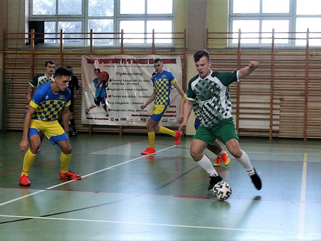 Pelikan bryluje w kraszewickiej hali