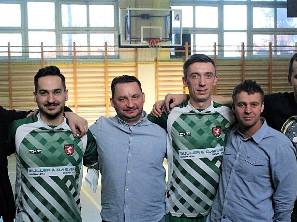 Pelikan bryluje w kraszewickiej hali