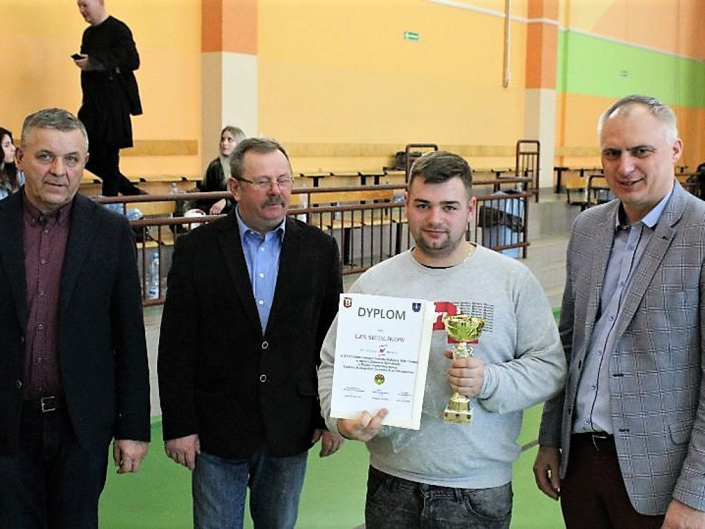 Pelikan bryluje w kraszewickiej hali