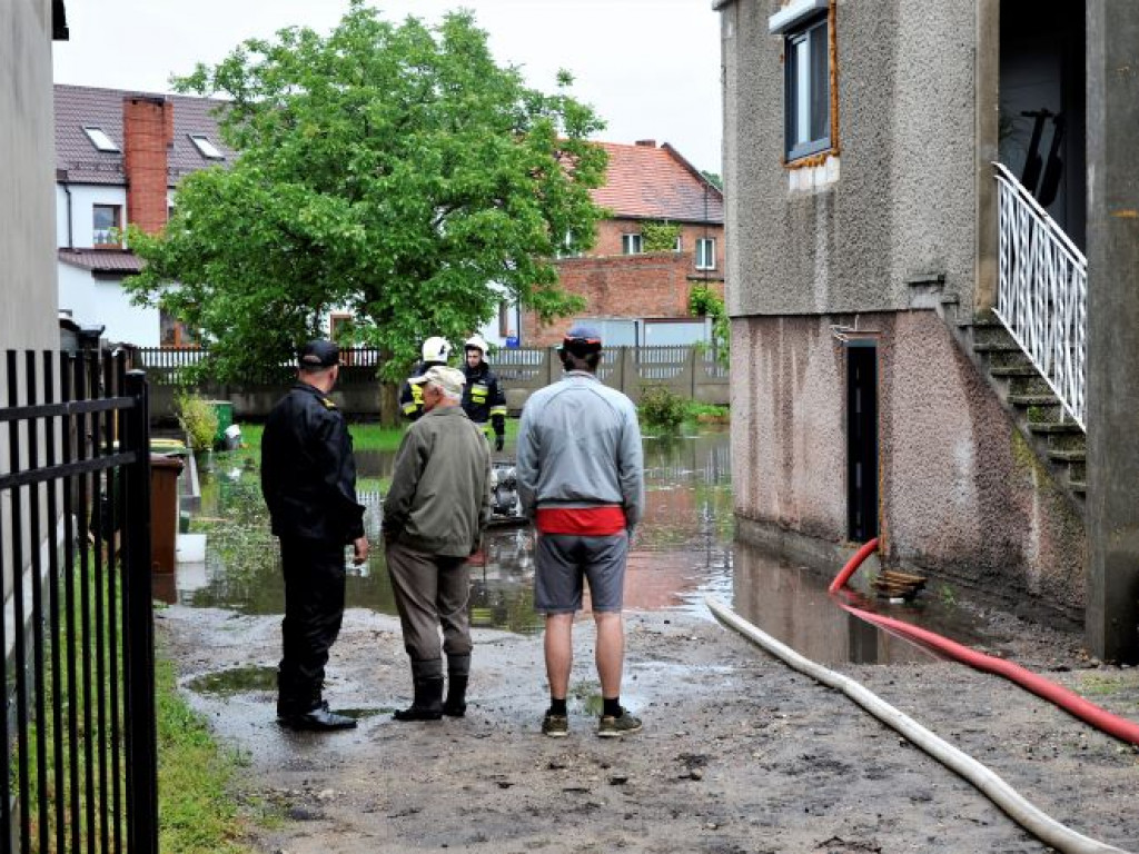 Zalany parking przed Intermarche i ulica Kościuszki