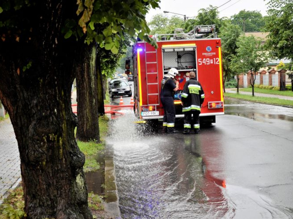 Zalany parking przed Intermarche i ulica Kościuszki